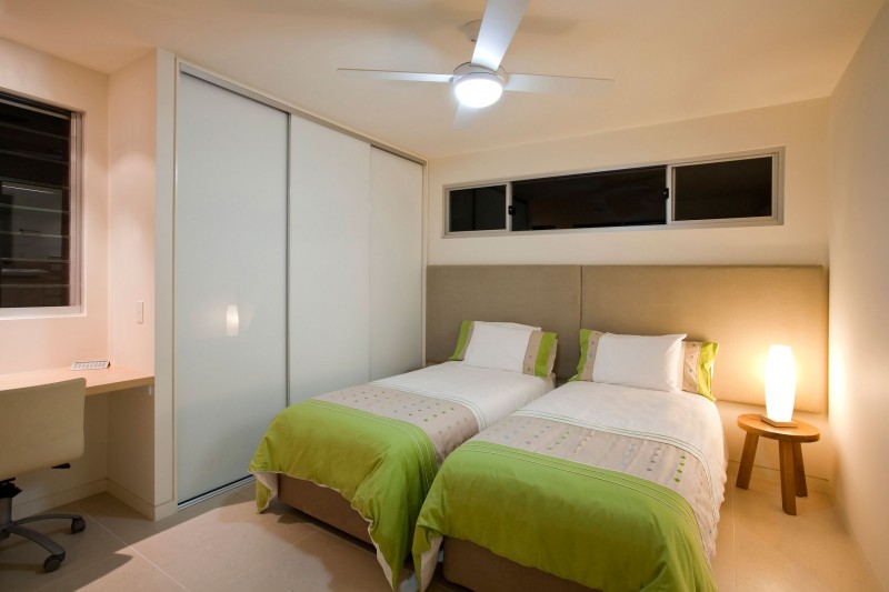 Phòng ngủ giường đôi được sử dụng với gam màu trẻ trung và sinh động