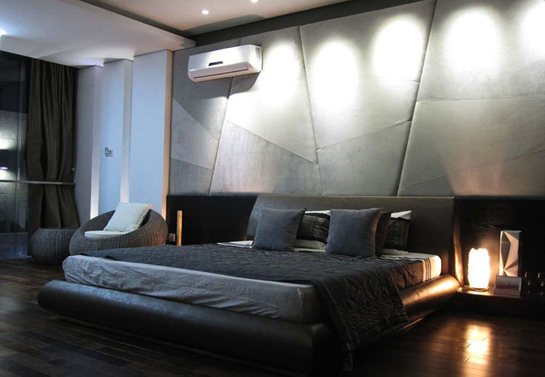Phòng ngủ master có tông màu tối trầm ấm thể hiện cá tính mạnh mẽ