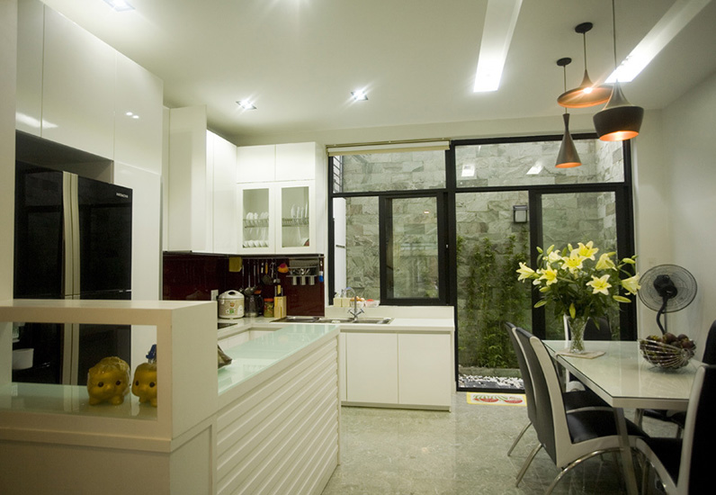 Phòng bếp có không gian mở thông thoáng trong nội thất nhà phố hiện đại mặt tiền 4m
