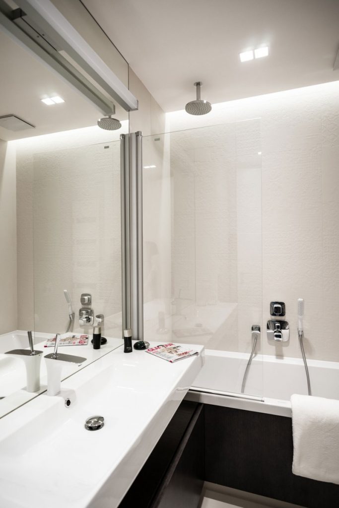 Nội thất phòng tắm sử dụng chất liệu men sứ cao cấp và bền bỉ