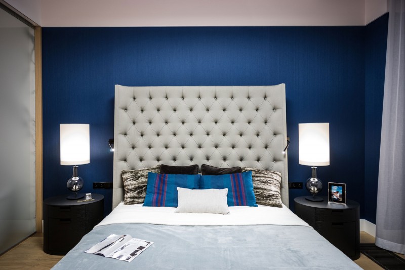 Phòng ngủ master có lối thiết kế đơn giản nhưng gây ấn tượng nhờ cách phối hợp màu sắc 