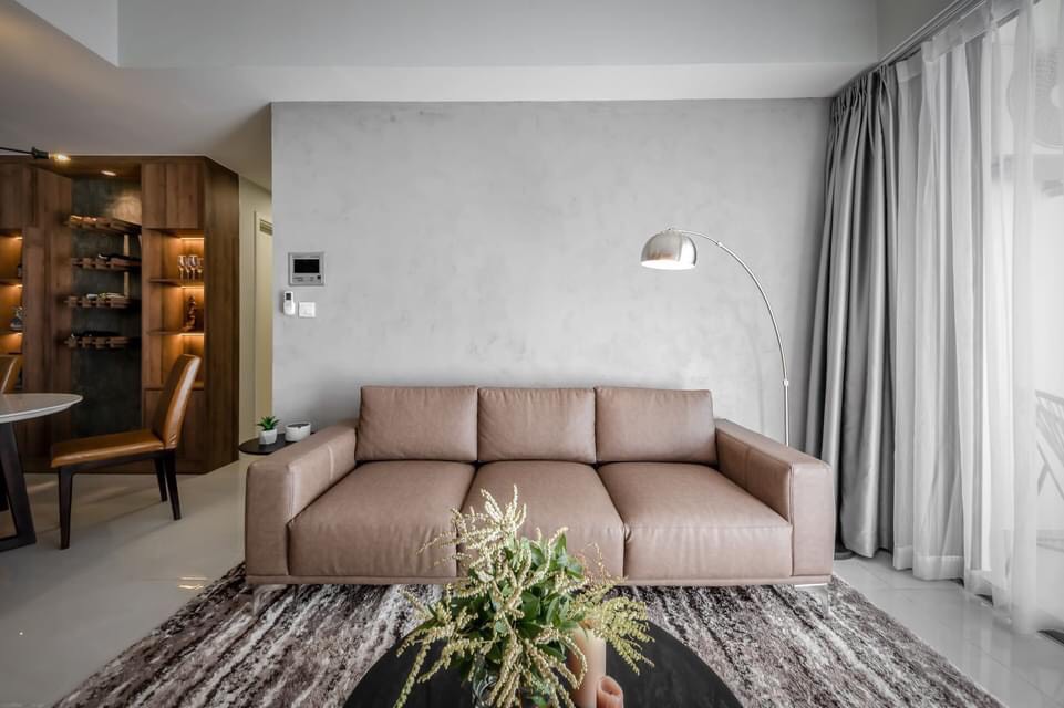 Sofa đặt cạnh cửa sổ lớn tạo không khí thoáng đãng và ánh sáng ngập tràn cho khu vực tiếp khách